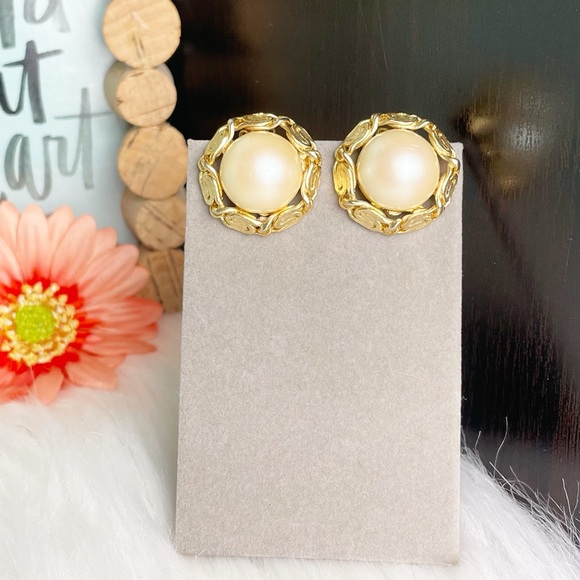 3 for $10 🛍️ Vintage Chunkly Gold Trim Round Ivory Pearl Clip-On Earrings - Picture 1 of 5